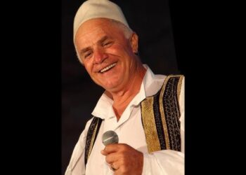Një shëtitje me bereqet me këngëtarin Hysni Zela në Parkun e Tiranës