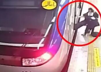 Dhuna ekstreme/ S’kishte veshur hixhabin, policia iraniane arreston dhe bën për spital një vajzë të mitur
