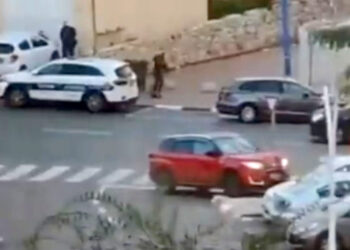 Video tronditëse në Izrael, luftëtarët e armatosur qëllojnë civilin në mes të rrugës