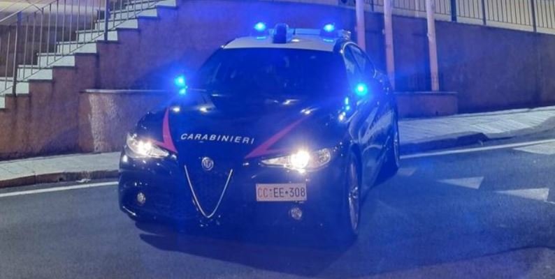 I riu shqiptar dhunon policin dhe arratiset nga burgu në Itali