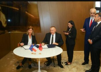 FOTO/ Macron e Rama ‘bekojnë’ marrëveshjen e re: ‘Kastrati Group’ sjell në Shqipëri gjigantin francez “Lagardère”