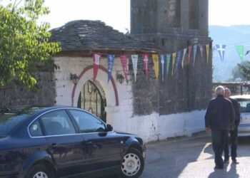 Ceremonia/ Nderohen ushtarët grekë, përfaqësues të qeverisë së Athinës në varrezat e Këlcyrës