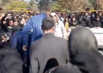 Iran, u vra nga ‘policia e moralit’, dhimbje në varrimin e Armitës 16-vjeçare, familjen s’e lejojnë të çojë trupin në vendlindje