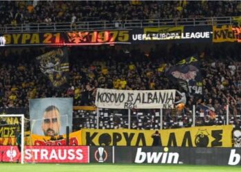 “Tradhti, thikë në zemër”, mediat serbe pas banderolës së tifozëve grekë: S’e prisnim nga ju vëllezër!