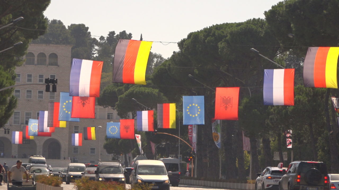 Tentoi të çajë perimetrin e sigurisë të vendosur për Samitin, shoqërohet i riu