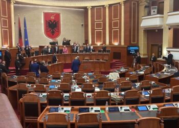 Nga Bardhi te Vokshi, përjashtohen me 10 ditë tetë deputetët e opozitës: Penguan drejtimin e seancës parlamentare