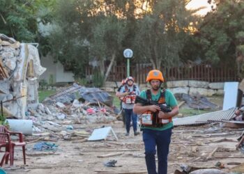 Rrëfehet i mbijetuari nga sulmi i Hamasit: Një makinë me terroristë tentoi të futej në lagje