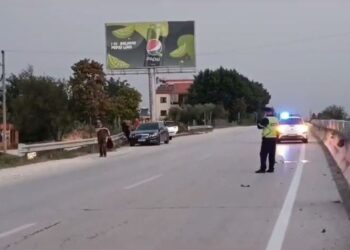 Po kalonte trafikndarësen, furgoni përplas për vdekje 60-vjeçaren në Lushnje
