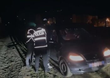 I dehur “tapë” ndërsa kryente manovra të rrezikshme me makinë, arrestohet 34-vjeçari në Korçë