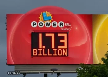 E bleu 2 dollarë/ Miliarderi më i ri në SHBA, fiton 1.7 mld USD në lotari