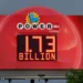 E bleu 2 dollarë/ Miliarderi më i ri në SHBA, fiton 1.7 mld USD në lotari