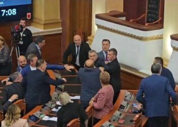 “Foltorja” degjeneron situatën në Kuvend: Përplasje fizike mes Bledion Nallbatit e Vullnet Sinës