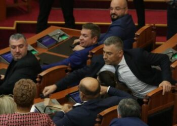 “Turp, turp”/ Garda i prishi ‘skenarin’ opozitës! Kryeparlamentarja Nikolla ironizon: Mirë e keni krahun?! Çfarë nuk u pa…!