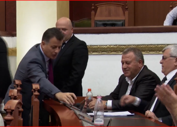 VIDEO/ Bardhi e Noka sulmuan deputetët e PS, tek ai i Elbasanit ‘ngecën’: Nuk guxojnë t’i fikin mikrofonin