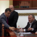 VIDEO/ Bardhi e Noka sulmuan deputetët e PS, tek ai i Elbasanit ‘ngecën’: Nuk guxojnë t’i fikin mikrofonin