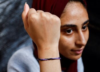 Lufta Hamas-Izrael/ Familjet në Gaza përdorin byzylykë për të identifikuar të dashurit nëse vriten
