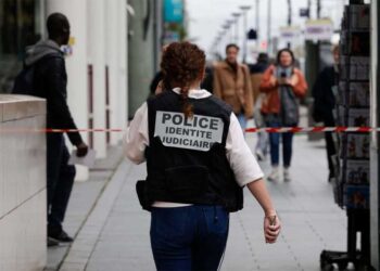 “Do vdisni të gjithë”/ Policia plagos rëndë një grua me hixhab në metronë e Parisit
