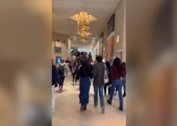 VIDEO/ Alarme për bomba në Paris, evakuohen vizitorët nga muzeu i Luvrit e Pallati i Versajës! Turisti: Ra alarmi dhe rojet na thanë të dilnim jashtë