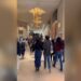VIDEO/ Alarme për bomba në Paris, evakuohen vizitorët nga muzeu i Luvrit e Pallati i Versajës! Turisti: Ra alarmi dhe rojet na thanë të dilnim jashtë