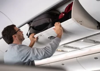 Parlamenti Evropian voton për heqjen e tarifave për bagazhet e dorës, në avion. Çfarë ndryshon për udhëtarët!