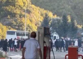 Post-sfida/ Përleshje masive mes ultrasve të Vllaznisë dhe Tiranës, shkopinj dhe sende të forta në mes të rrugës