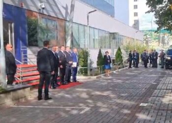 Pesëshja diplomatike e SHBA-së dhe BE-së mbërrin në Prishtinë, nis takimi me Kurtin