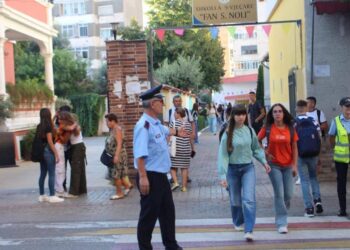 Shiste produkte ushqimore të skaduara afër një shkolle, merret në hetim 60-vjeçarja në Tiranë