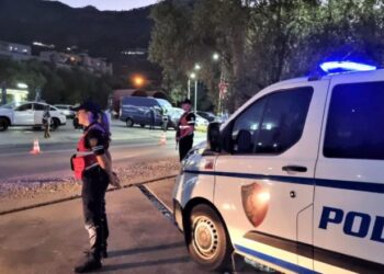 Theu derën dhe tentoti të vidhte dyqanin gjatë natës, vihet në pranga 33-vjeçari në Librazhd