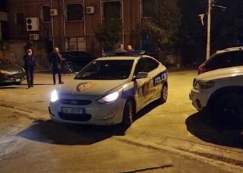 Makina përplaset me mbrojtësen metalike, humb jetën 37-vjeçari