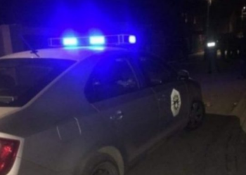 Plas sherri në familje, gruaja merr thikën dhe i sulet burrit. E shpëton policia