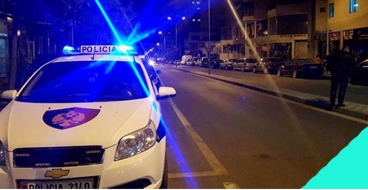 Plagoset me thikë një 16-vjeçar, niset me urgjencë drejt spitalit. Arratiset autori, Policia bllokon daljet e qytetit