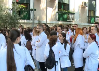 Studentët e Mjekësisë e nisin vitin akademik me protesta: Gati për betejën në Kushtetuese