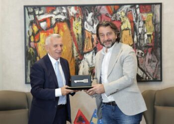 Prishtinë/ Përparim Rama i dhuron “Çelësin e Qytetit” Ambasadorit shqiptar Qemal Minxhozi