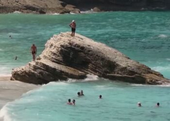 Bumi turistik i këtij viti/ RAI: Turistët vijojnë të vizitojnë Shqipërinë