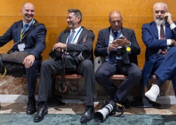 Ulur krah tyre/ Rama publikon foton nga Spanja: 3 fotografë dhe 1 piktor në pritje të Samitit!