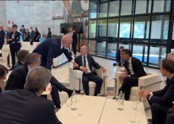 VIDEO/ Rama bisedon me Scholz e Macron dhe përqafon Vjosa Osmanin, kryeministri në samitin e Komitetit Politik Evropian