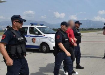 Tentoi të arratisej nga Shqipëria pasi dhunoi bashkëjetuesen shqiptare në Vlorë, anglezi arrestohen në Rinas