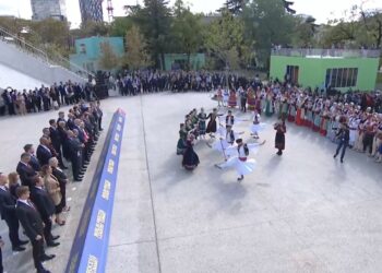 VIDEO/ Grupet minoritare të Shqipërisë performojnë përpara liderëve të Europës