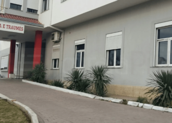U hodh nga kati i katërt i banesës, përfundon në spital 22-vjeçari. Dyshohet me probleme të shëndetit mendor