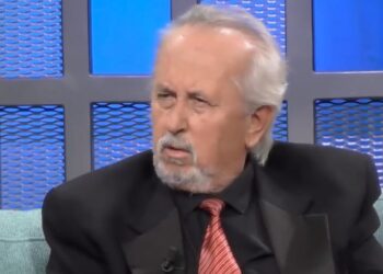 Si e prita çikën e vogël Donika Gërvalla, në Kakavijë më 1982, me urdhër të Enver Hoxhës