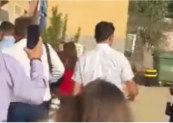 VIDEO/ Sekretari i Jashtëm britanik në Izrael, përballet me sirenat e alarmit, momenti kur vrapon për t’i shpëtuar sulmeve të Hamasit