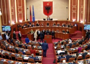 Sherri/ Nis votimi i p/ligjeve, opozita bllokon foltoren pas miratimit të Rezolutës për Kosovën, ndërhyn garda