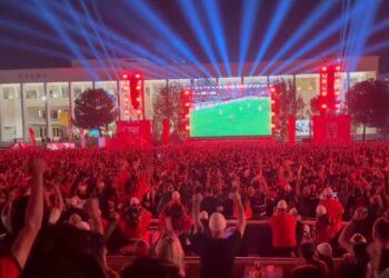 VIDEO| Goli i Asanit elektrizon atmosferën në sheshin “Skënderbej”