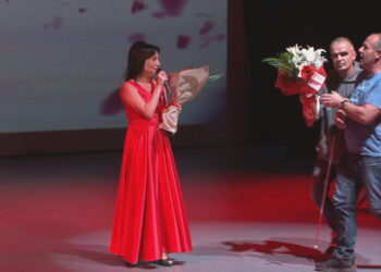 Dita e “Shkopit të Bardhë”, këngëtarja e verbër sensibilizon me koncertin e saj recital