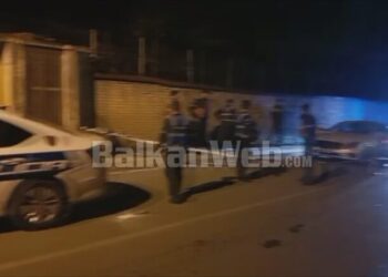 Atentat ndaj 21-vjeçarit në Tiranë, persona të maskuar i bëjnë pritë dhe qëllojnë me armë