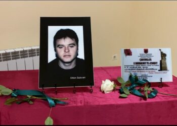 Përkujtohet ‘Dëshmori i Atdheut’ Oltjon Sulovari, e ëma: Djalin ma vranë bandat e Sali Berishës