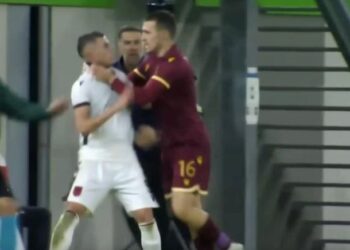 VIDEO/ Tensione në miqësoren Shqipëri-Bullgari, Asanit i vendosin duart në fyt