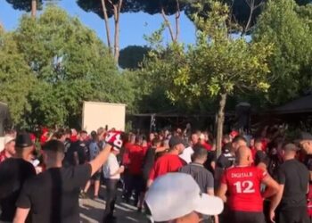 FOTOT/ Ndizet atmosfera në Tiranë, Kombëtaren e gjykon një polic! Sa vlen kualifikimi i kuqezinjve në Euro 2024! Sylvinho projekton formacionin