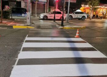 “Rrethohet” edhe rruga e Kavajës, Bashkia e Tiranës vendos kangjella mbrojtëse dhe sinjalistikë të re