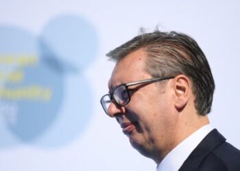 Vuçiç falënderon Macron: Nuk firmosim marrëveshje paqeje me Kosovën